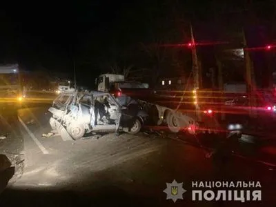 Дві вантажівки та легковик зіштовхнулись у Чернігівській області. Загинула дитина