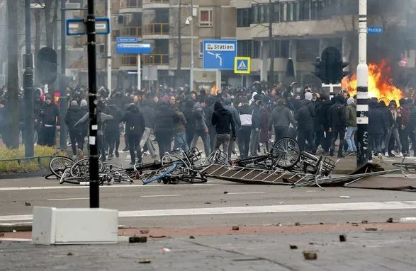 Премьер-министр Нидерландов назвал протестующих против COVID-ограничений "идиотами"