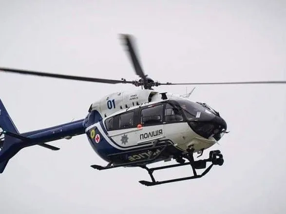 politseyskiy-gelikopter-dostaviv-do-lvova-4-richnu-divchinku-z-peritonitom
