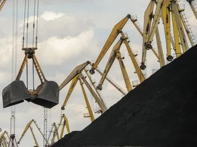 Доставленный морем дефицитный уголь начали отгружать на ТЭС