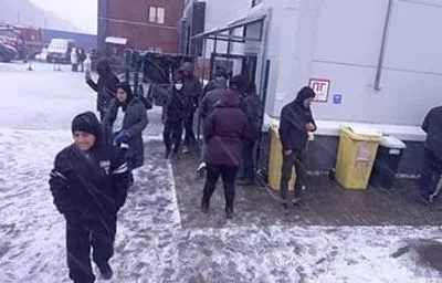 Мігранти на кордоні Польщі та Білорусі вперше у житті побачили сніг
