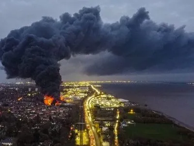 В Англии произошел пожар на заводе по производству пластмасс, людей окрестных домов эвакуировали