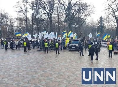 Антивакцинаторы на митинге в Киеве держали плакаты с QR-кодами сайта "Единой России"