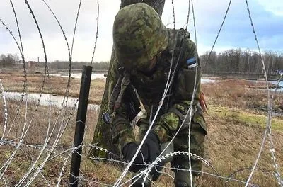 Границу Эстонии с РФ укрепили колючей проволокой