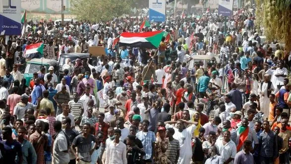 tisyachi-lyudey-u-sudani-protestuyut-proti-ugodi-mizh-premyer-ministrom-khamdokom-ta-viyskovimi