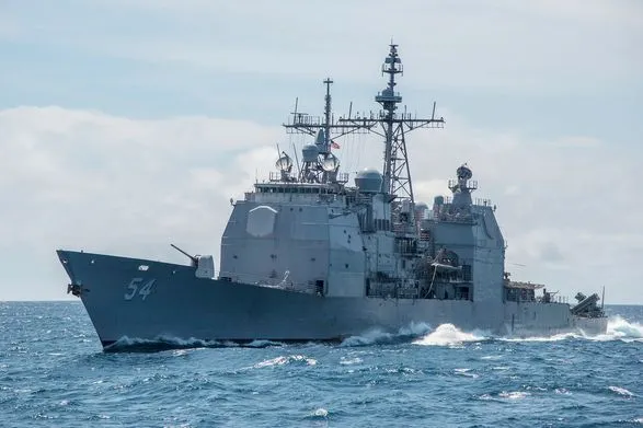 Ракетный эсминец ВМС США Аrleigh Вигке вошел в Черное море