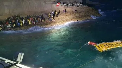 Італійська берегова охорона врятувала сотні мігрантів біля острова Лампедуза