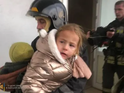 Пів сотні рятувальників гасили багатоповерхівку в Одесі
