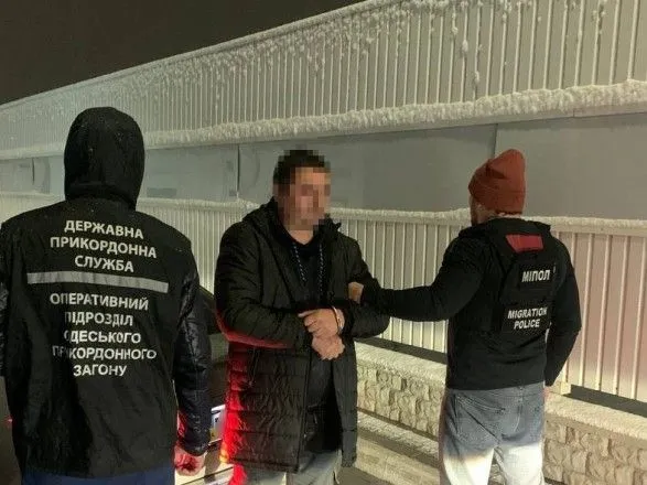 Вербовали украинских моряков и заставляли переправлять мигрантов: разоблачен международный канал торговли людьми