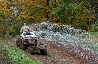 Латвия установила почти 40 километров ограждения из колючей проволоки на границе с Беларусью