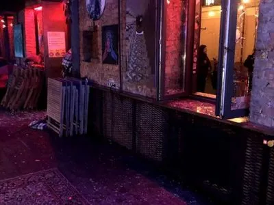В Киеве разбили окна в баре “Хвыльовый”. В отделение полиции доставили около 12 человек