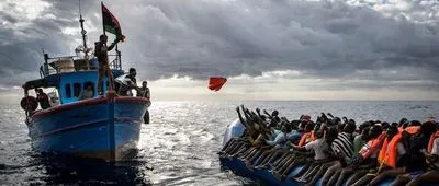 Туніс врятував 487 мігрантів у переповненому човні біля узбережжя