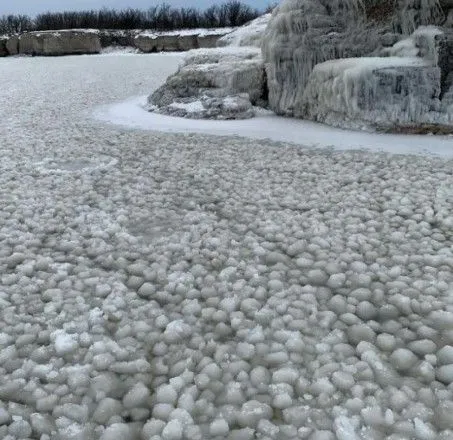Природный феномен: в Канаде озеро покрылось ледяными шариками