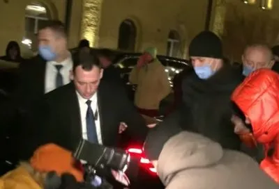 Охрана Зеленского жестко оттеснила журналистов, которые не попали на пресс-марафон Президента
