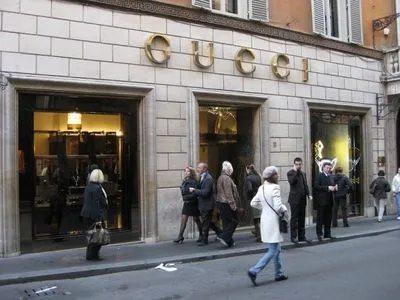 Специально к премьере фильма "Дом Gucci": одежду бренда спрятали в дешевых магазинах Великобритании