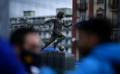 В Италии открыли памятник Марадоне в первую годовщину смерти