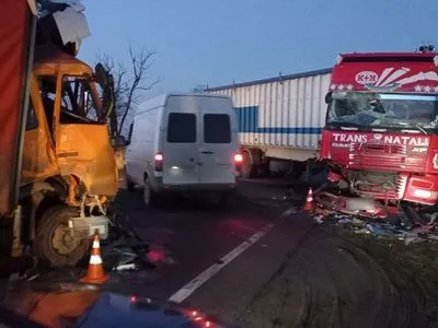 На півдні України сталася масштабна ДТП: зіткнулися чотири вантажівки, є жертва