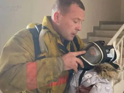 Монастырский наградил специалиста ГСЧС за спасение ребенка во время пожара