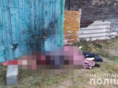На Рівненщині хлопець знайшов тіло свого батька на подвір'ї, поруч лежало мертве цуценя