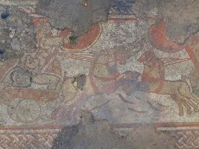 “Одна з найзначніших знахідок у Британії”: фермери виявили на своєму полі давньоримську мозаїку зі сценою з “Іліади” Гомера