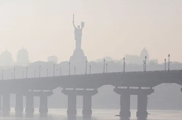 Київ огорнув густий туман: у соцмережах поділилися світлинами