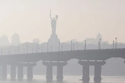 Київ огорнув густий туман: у соцмережах поділилися світлинами