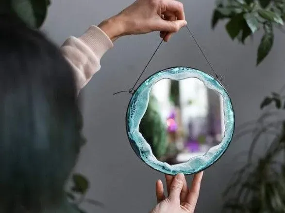 Украинка превращает обычные зеркала в произведения искусства