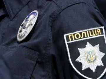 Львівські патрульні забавляли замкнену в машині дитину мультфільмами