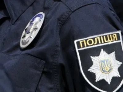 Львівські патрульні забавляли замкнену в машині дитину мультфільмами