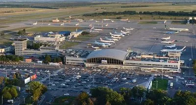 В "Борисполе" погрузчик въехал в самолет - рейс в Ереван задержали более чем на час