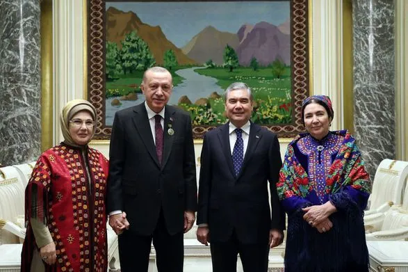 ЗМІ опублікували перше фото дружини президента Туркменістану
