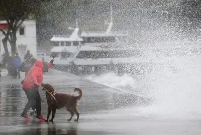 Ураган, що обрушився на Стамбул, забрав життя двох людей: користувачі публікують жахливі кадри
