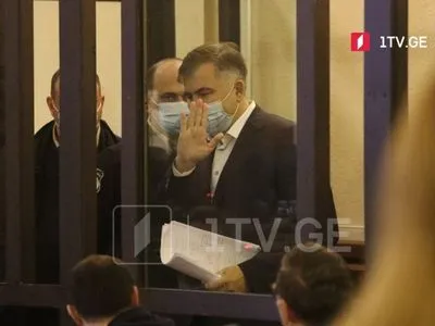 Саакашвили впервые на публике после заключения - в суде: там уже столкновения и задержания