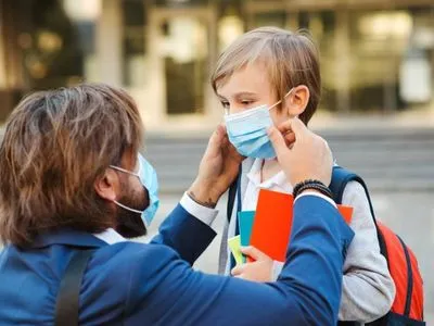 COVID-19: у Великобританії дітей з 7 років зобов'язали носити маски в громадських місцях