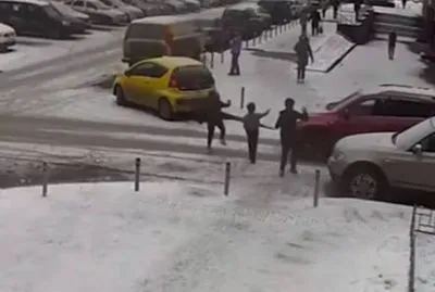 Школьники бросаются под колеса авто: в России приобретает популярность опасный челлендж