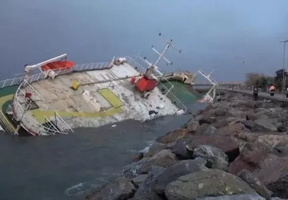 У Туреччині через шторм затонуло пришвартоване судно