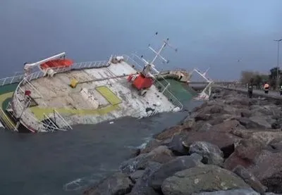 В Турции из-за шторма затонуло пришвартованное судно