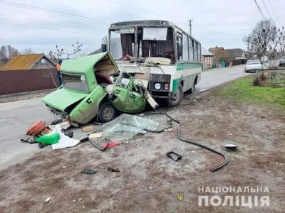 В Харьковской области автобус на дороге раздавил легковую машину. Ее водитель погиб