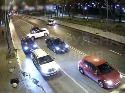В Киеве пьяный водитель на Toyota убегал от полиции и разбил четыре автомобиля