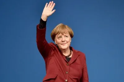 Проводжали із смолоскипами та під панк-рок: Меркель попрощалася з посадою канцлера Німеччини