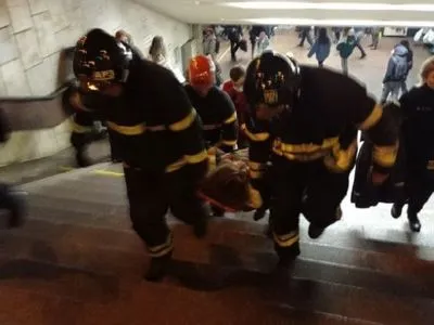 Жінку, яка впала на колії у київському метро, направили у лікарню. Рух синьою гілкою відновили
