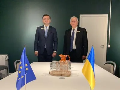 Кулеба встретился с Бореллем: ЕС усилит поддержку Украины на фоне агрессии РФ