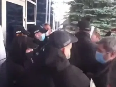 Мітингувальники побилися з поліцейськими під мерією Чорноморська