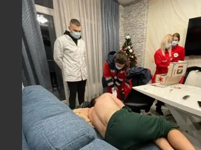 Давление скачет, дважды потерял сознание: организатора "голодной тусы" госпитализировали