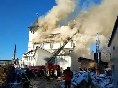 Во Львовской области горит костел: огонь пытаются потушить более 40 человек, есть травмированный