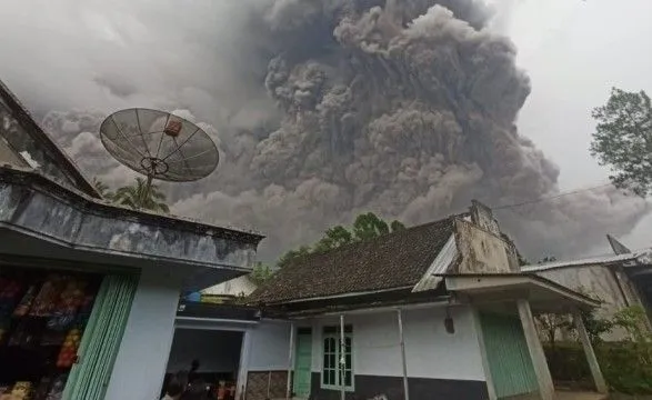 vnaslidok-viverzhennya-vulkana-v-indoneziyi-odna-lyudina-zaginula-40-poraneni