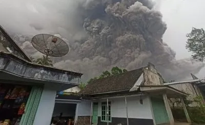 В результате извержения вулкана в Индонезии один человек погиб, 40 ранены