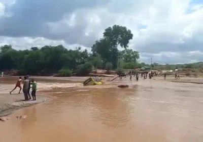 В Кении автобус упал с моста в реку: 20 человек погибли
