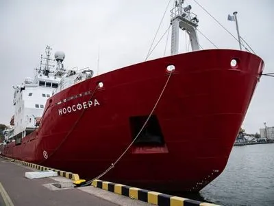 Ледокол "Ноосфера" отправился в Черноморск на техобслуживание