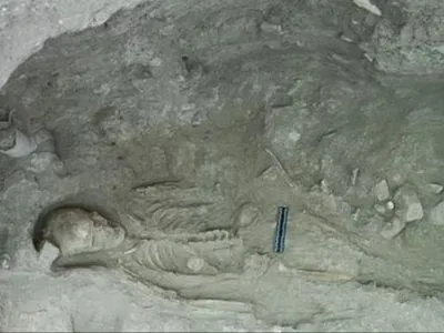 На Кипре археологи раскопали гробницу, где обнаружили останки более 150 человек и золотые драгоценности